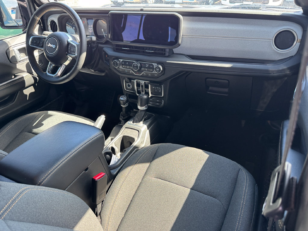 Used 2024 Jeep Wrangler Unlimited Sahara w/ Technology Group AWD/4WD image 11