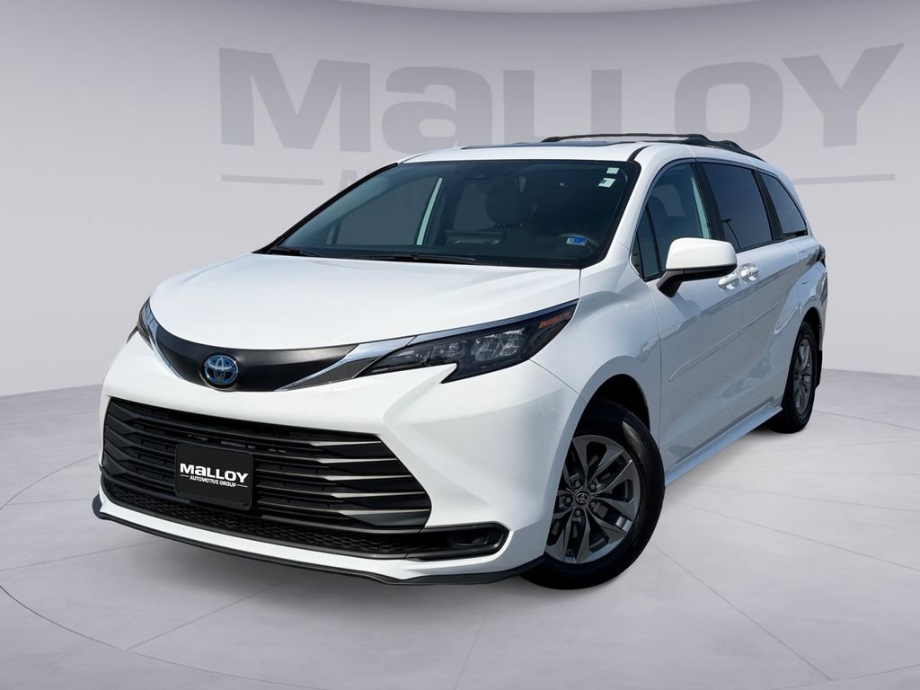 Used 2025 Toyota Sienna LE w/ LE Plus Package