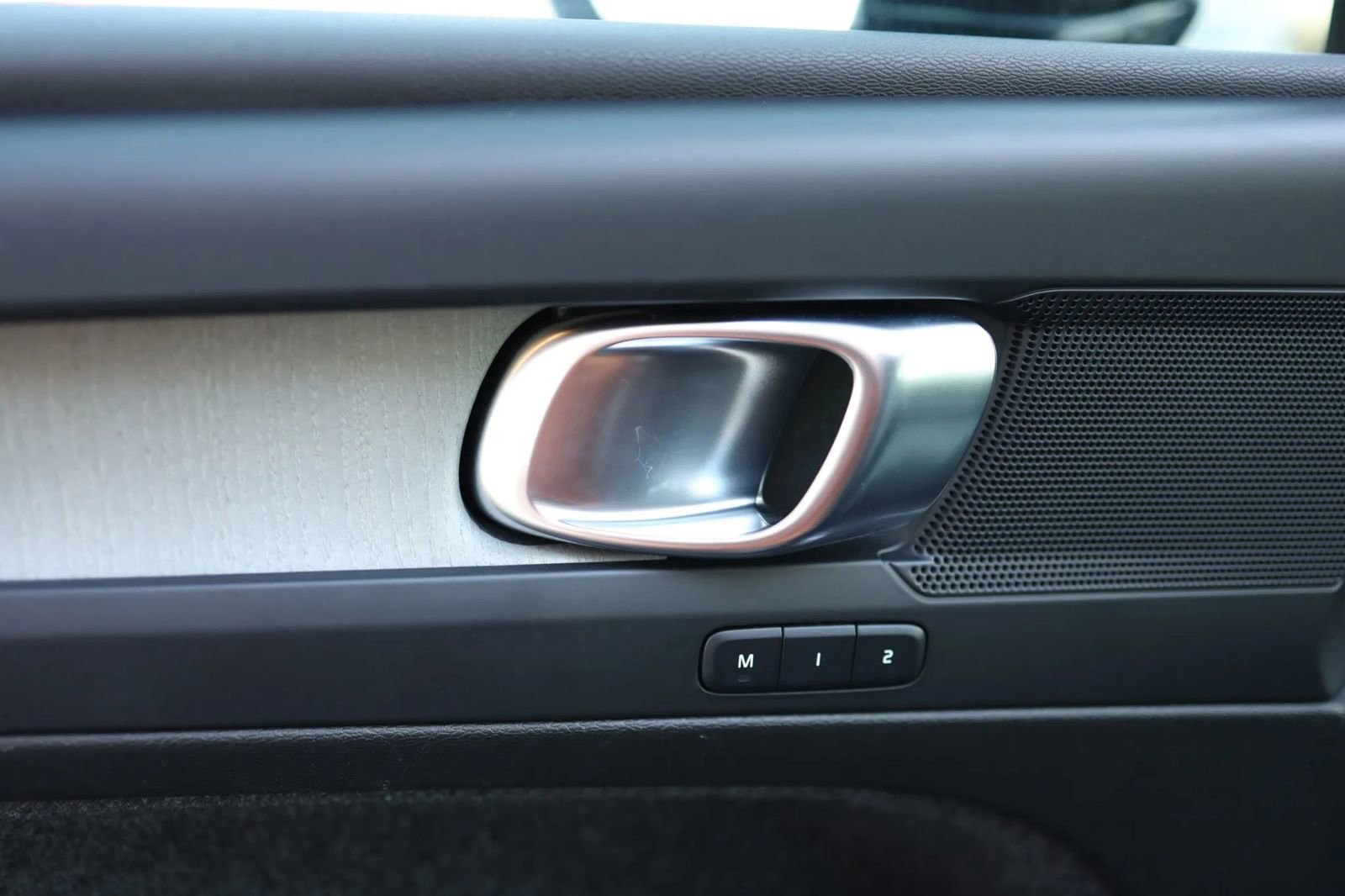 Used 2025 Volvo XC40 B5 Core image 12