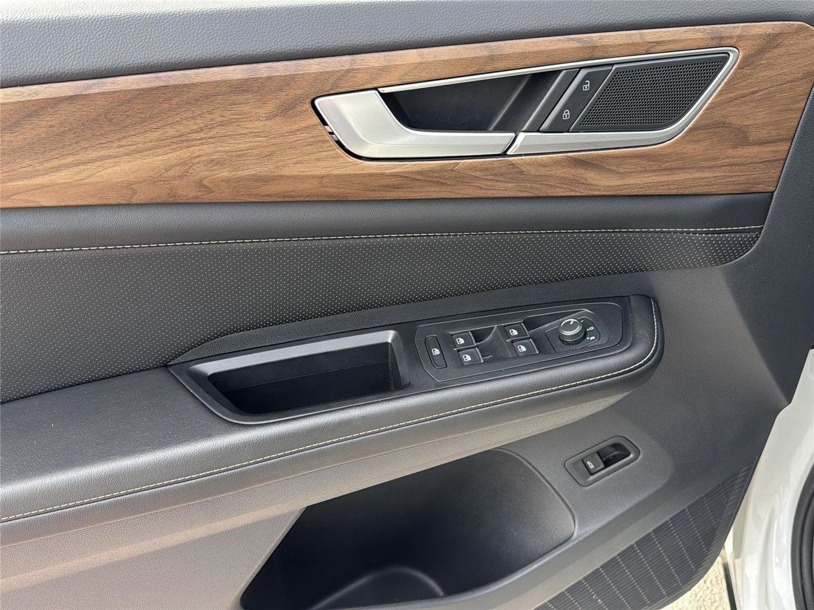 Used 2024 Volkswagen Atlas SE image 12