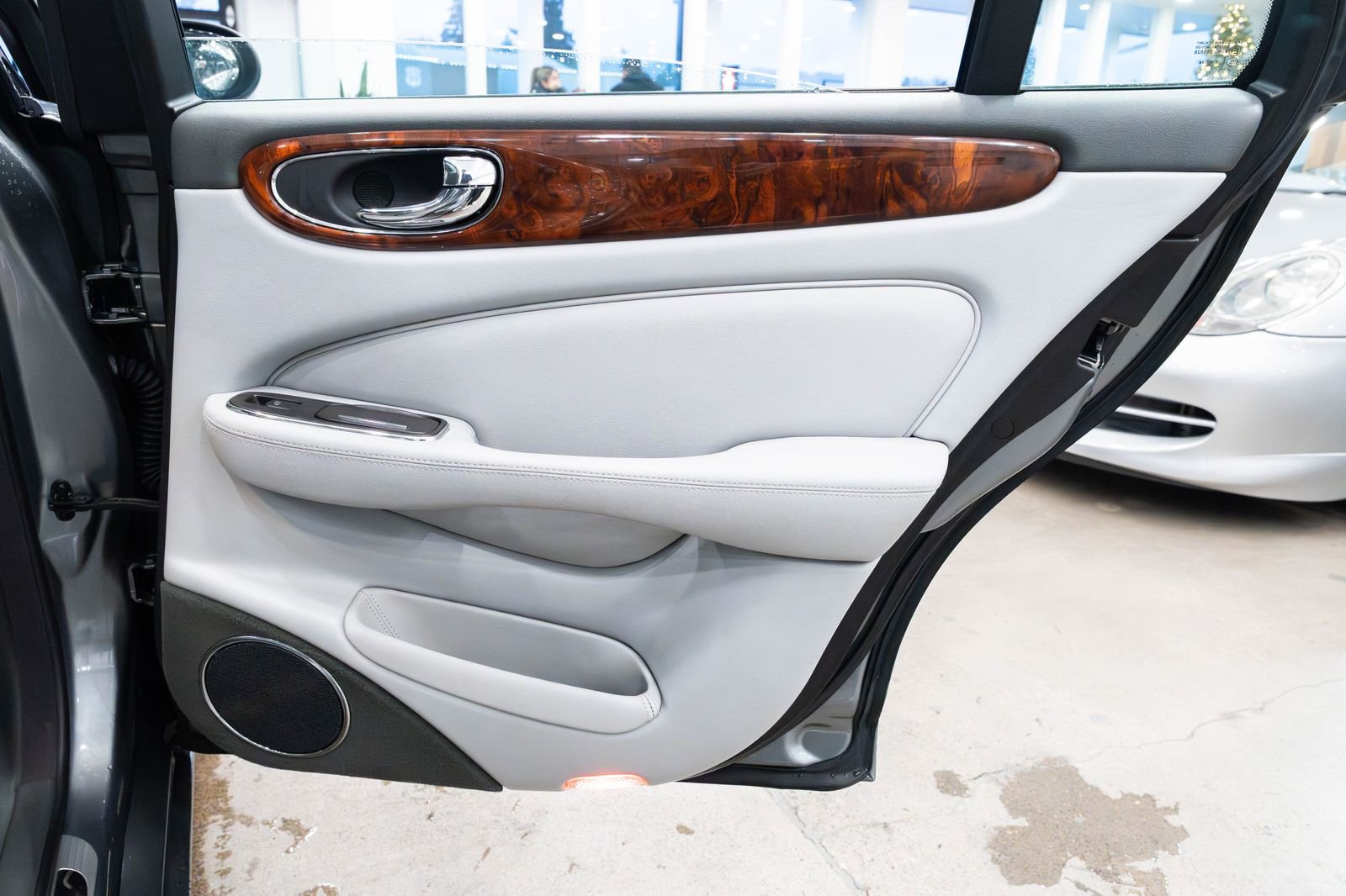 Used 2005 Jaguar XJ8 image 23