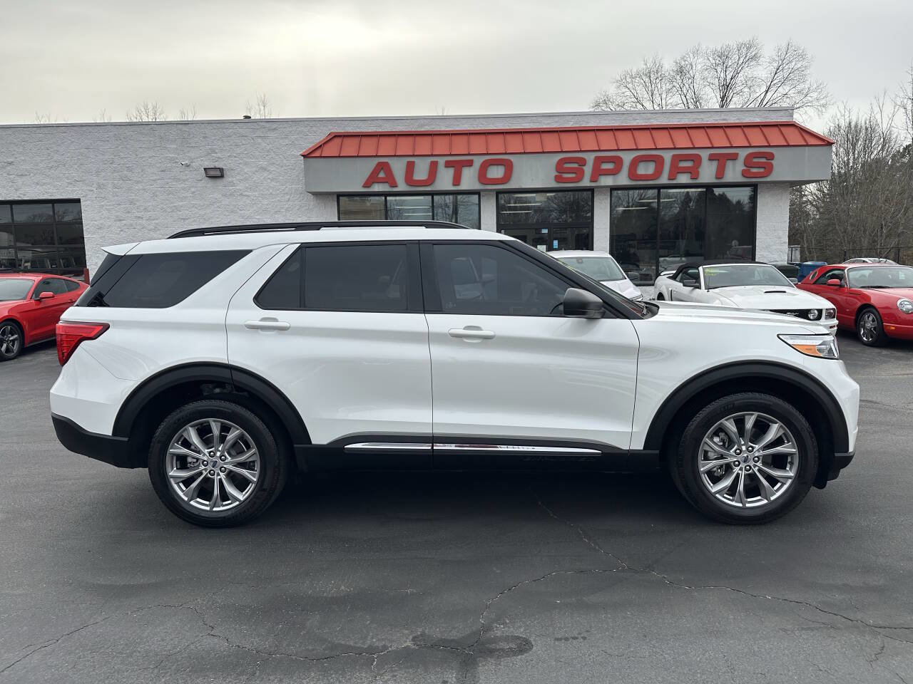 Used 2024 Ford Explorer XLT w/ Equipment Group 202A image 4
