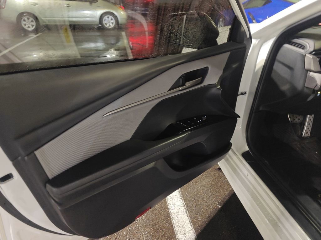 Used 2025 Toyota Camry SE image 5