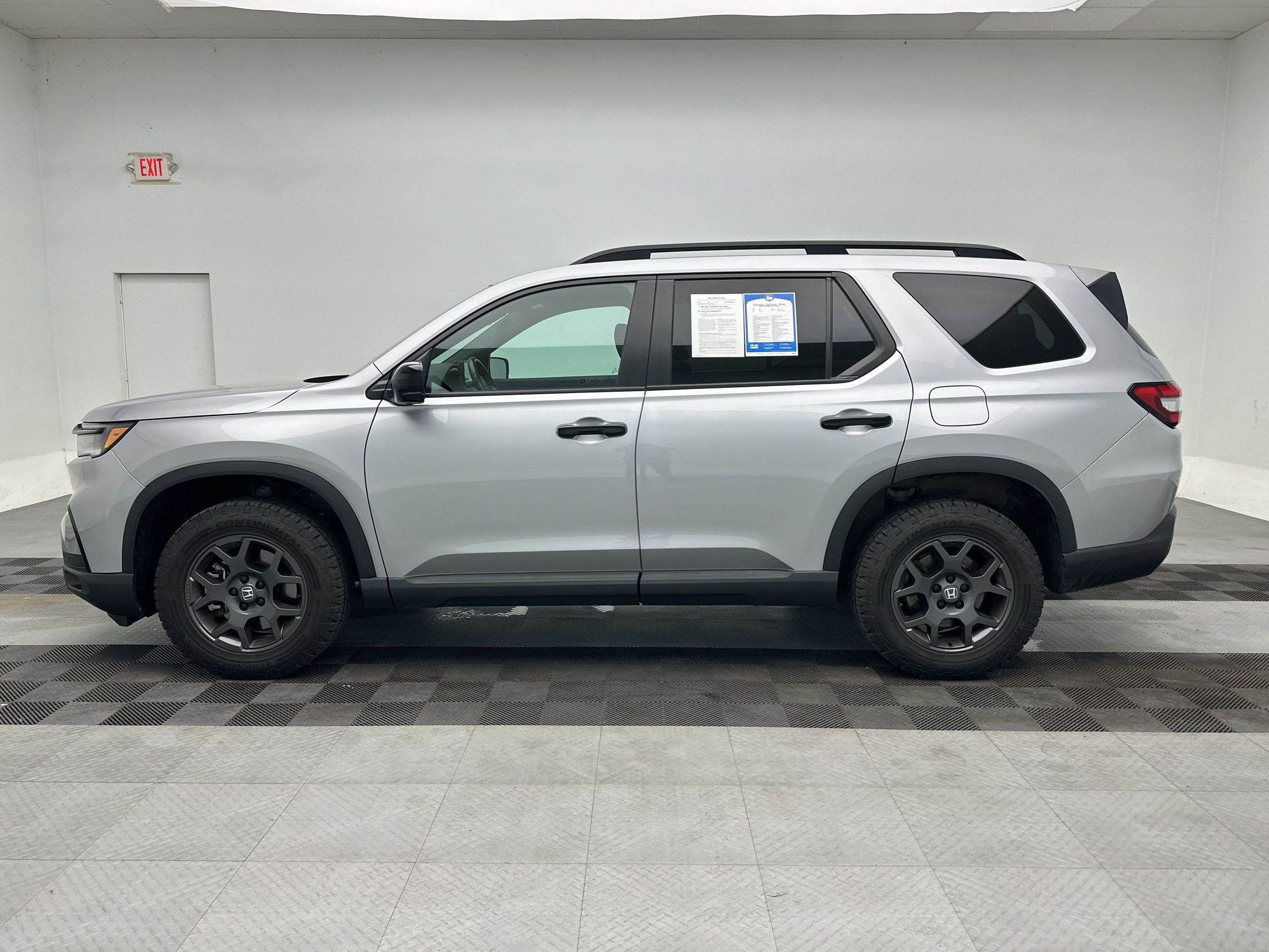Used 2025 Honda Pilot TrailSport image 2