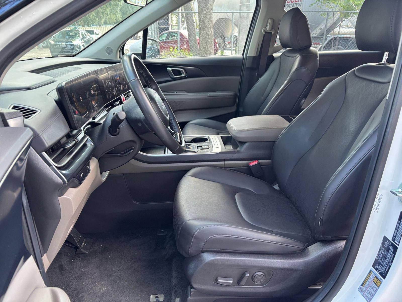 Used 2026 Kia Carnival FWD image 28