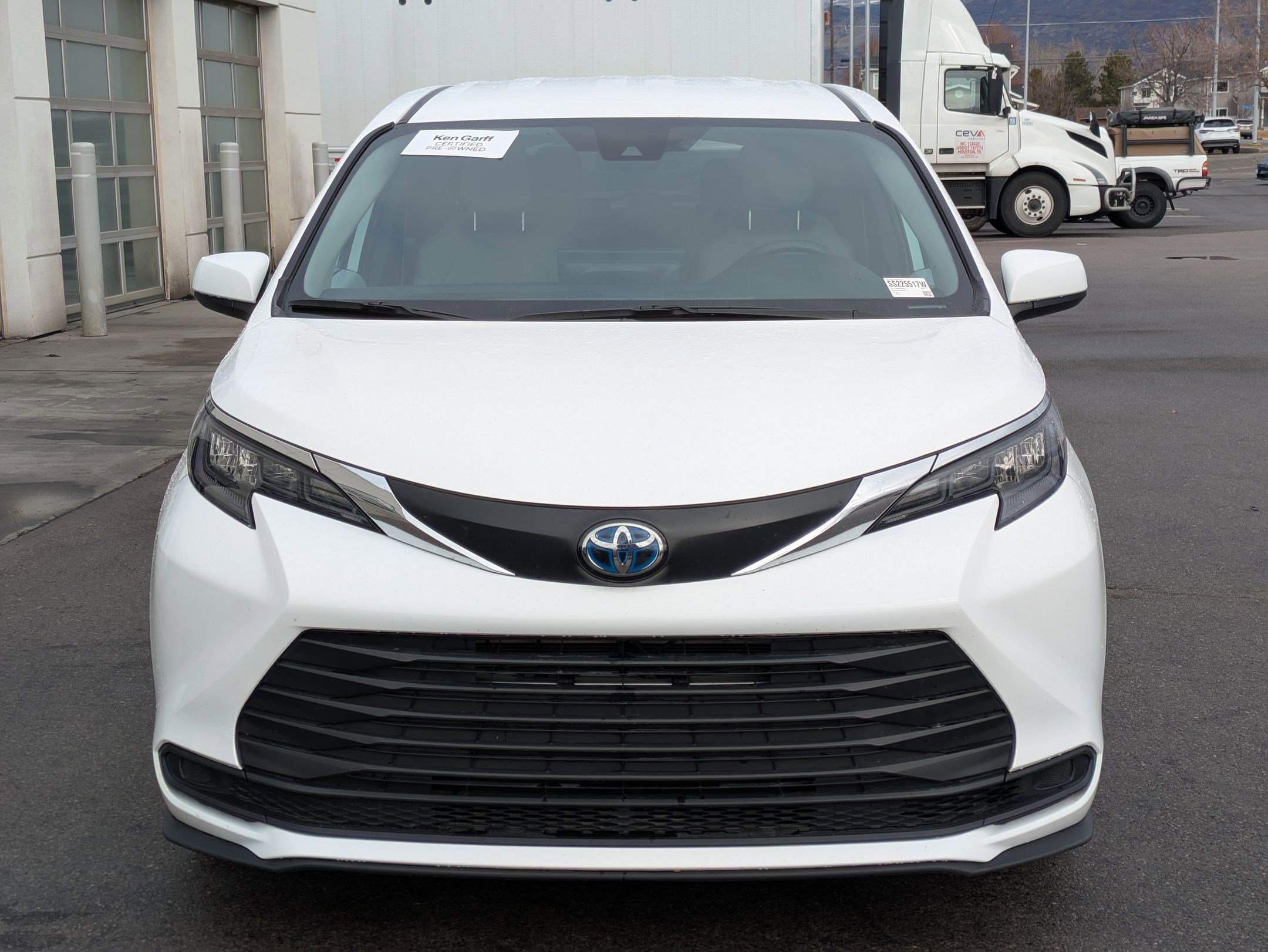 Used 2025 Toyota Sienna LE image 12