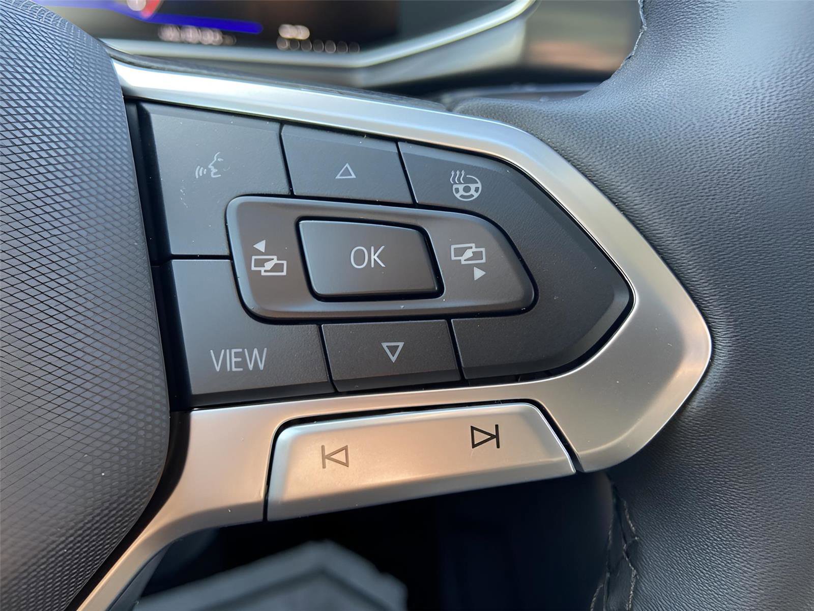 Used 2025 Volkswagen Taos SE image 28