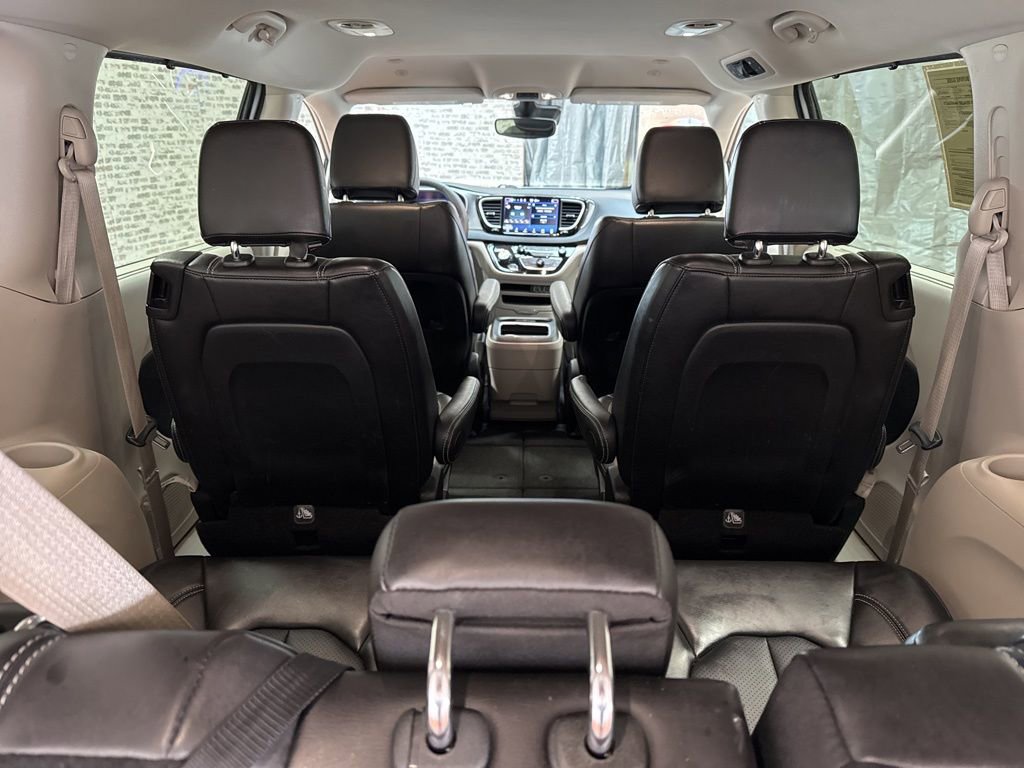 Used 2024 Chrysler Pacifica Touring-L image 14