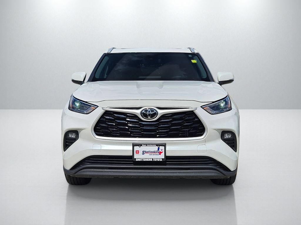 Used 2023 Toyota Highlander XLE FWD video 2