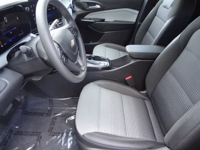 Used 2025 Chevrolet Trax LT FWD image 6