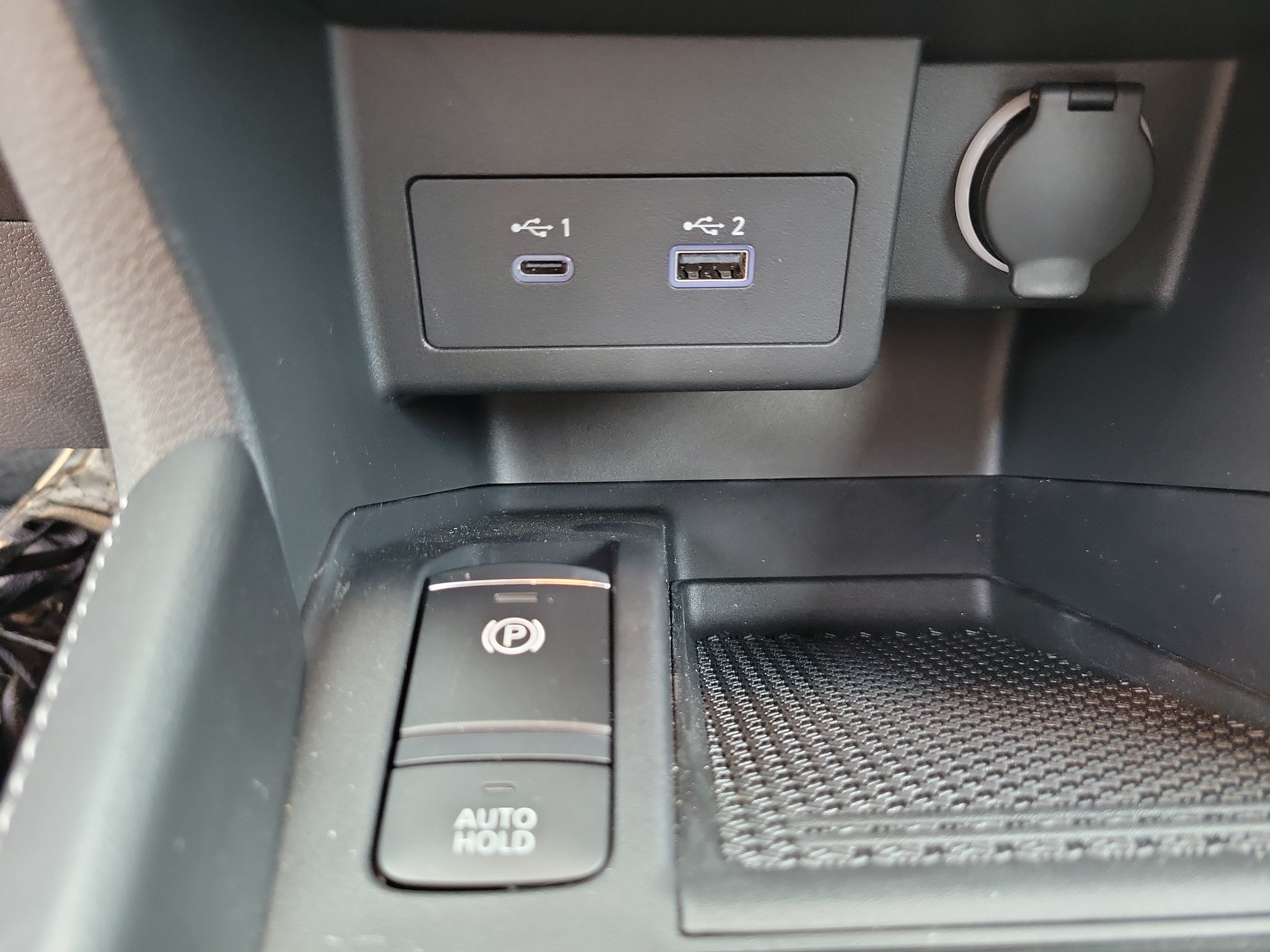 Used 2024 Nissan Kicks SV w/ Interior Electronics Package FWD image 18