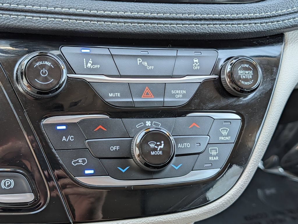 Used 2023 Chrysler Pacifica Touring-L FWD image 21