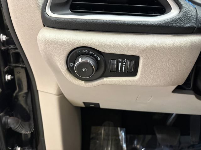 Used 2021 Chrysler Pacifica Touring-L image 12