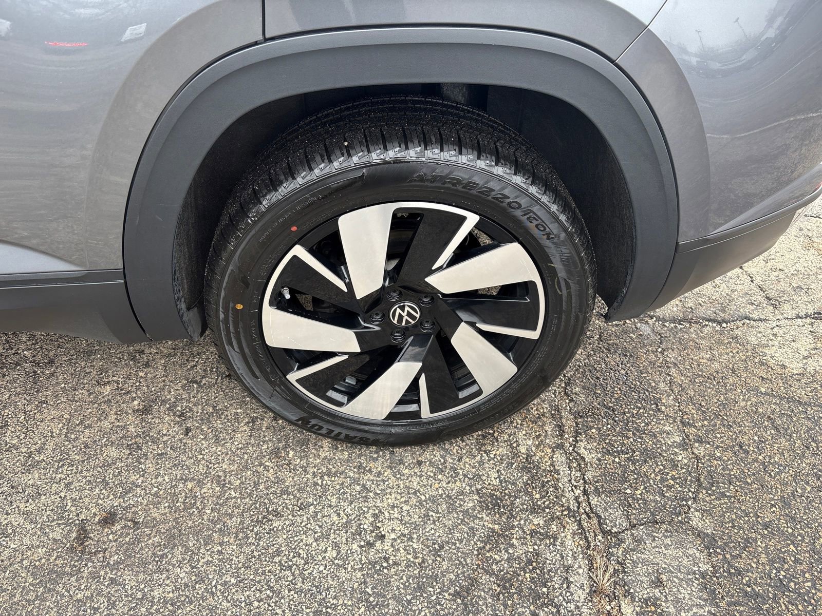 Used 2025 Volkswagen Atlas Cross Sport SE image 31