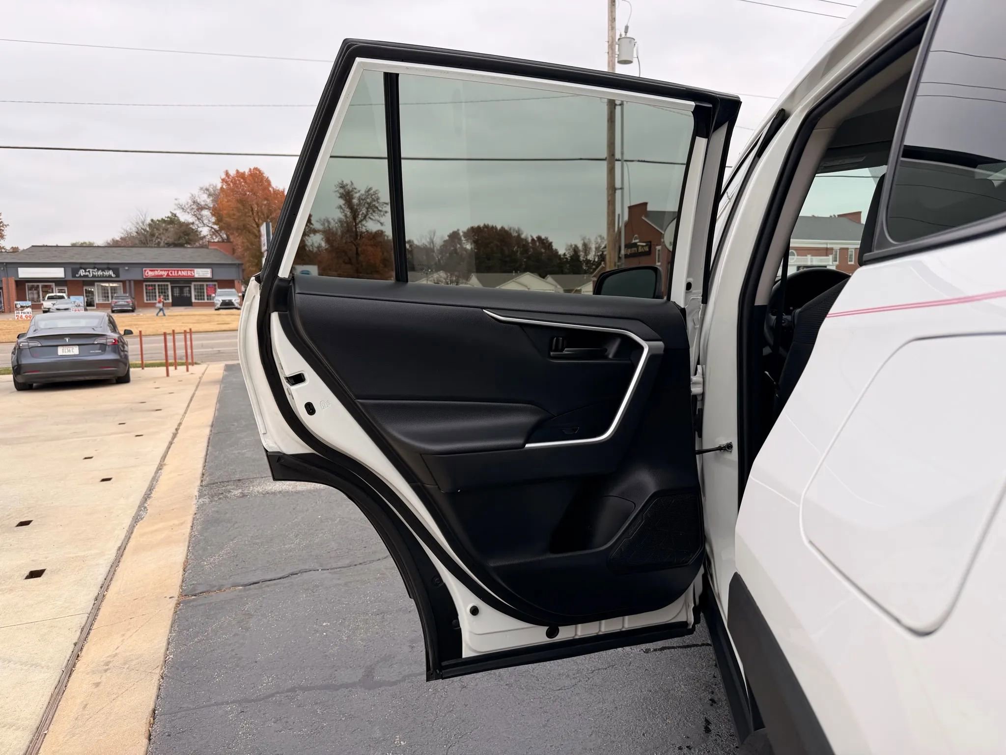 Used 2022 Toyota RAV4 LE w/ Carpet Mat Package (TMS) image 20