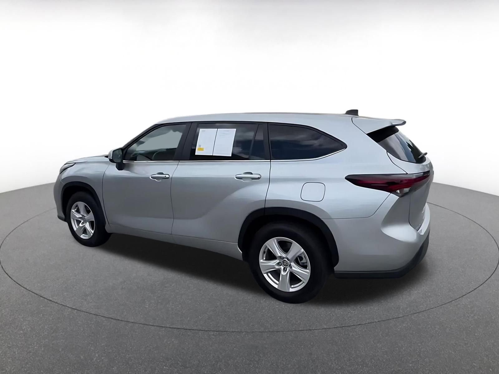 Used 2025 Toyota Highlander LE FWD image 10
