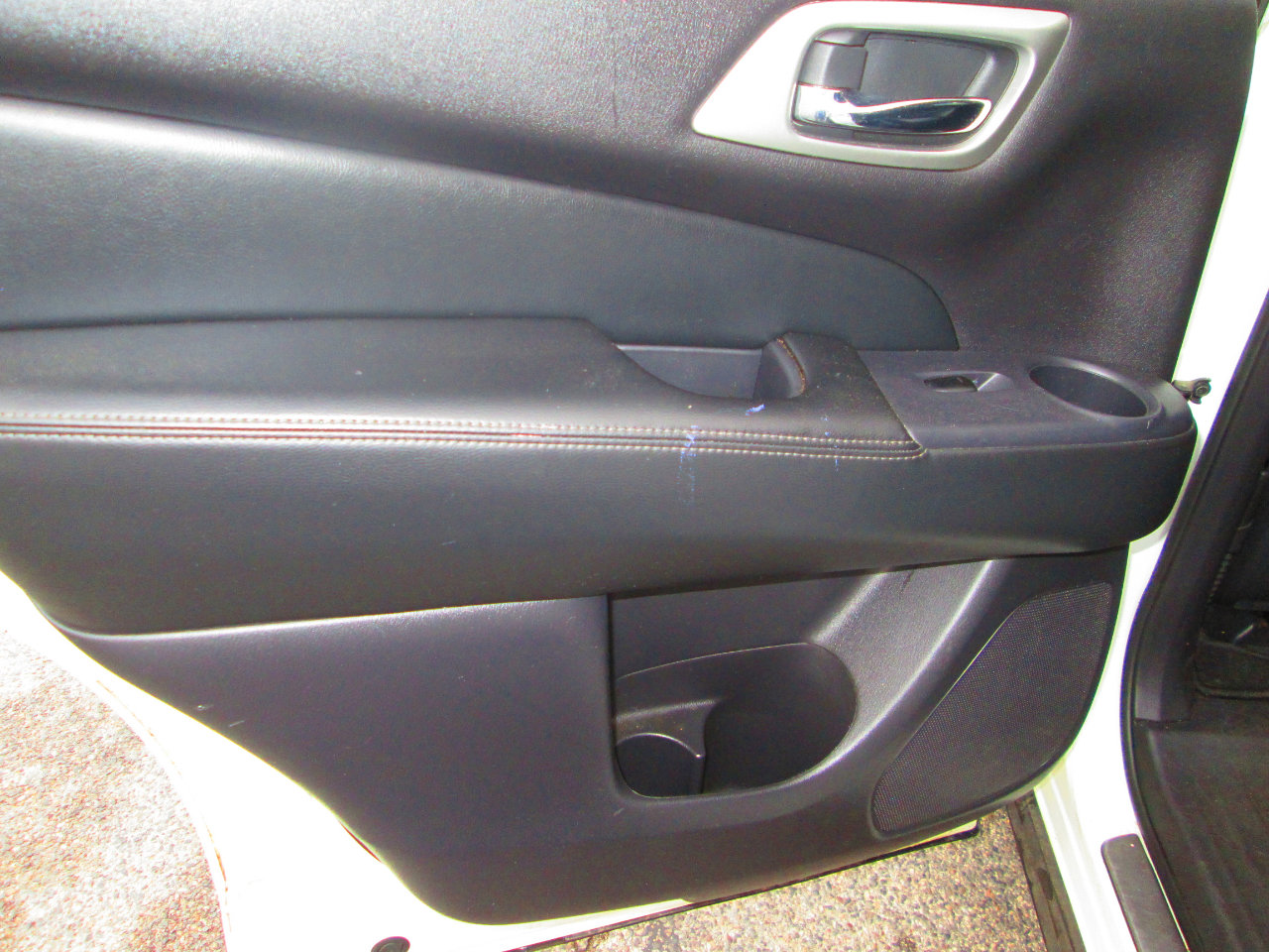 Used 2017 Nissan Pathfinder Platinum image 12