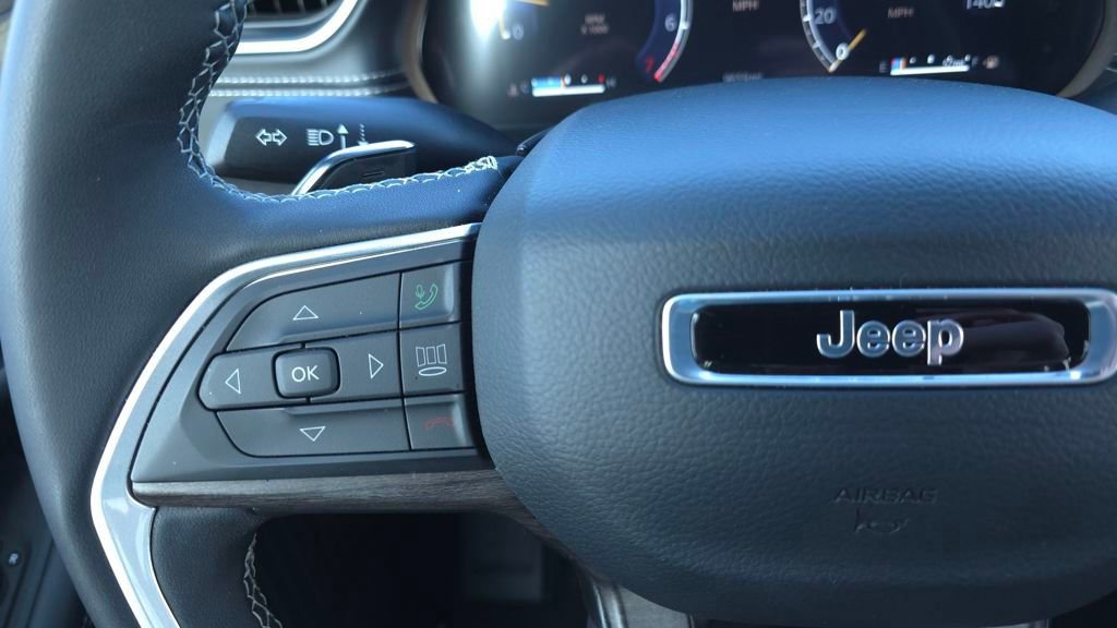 Used 2025 Jeep Grand Cherokee Limited w/ Black Appearance Package image 30