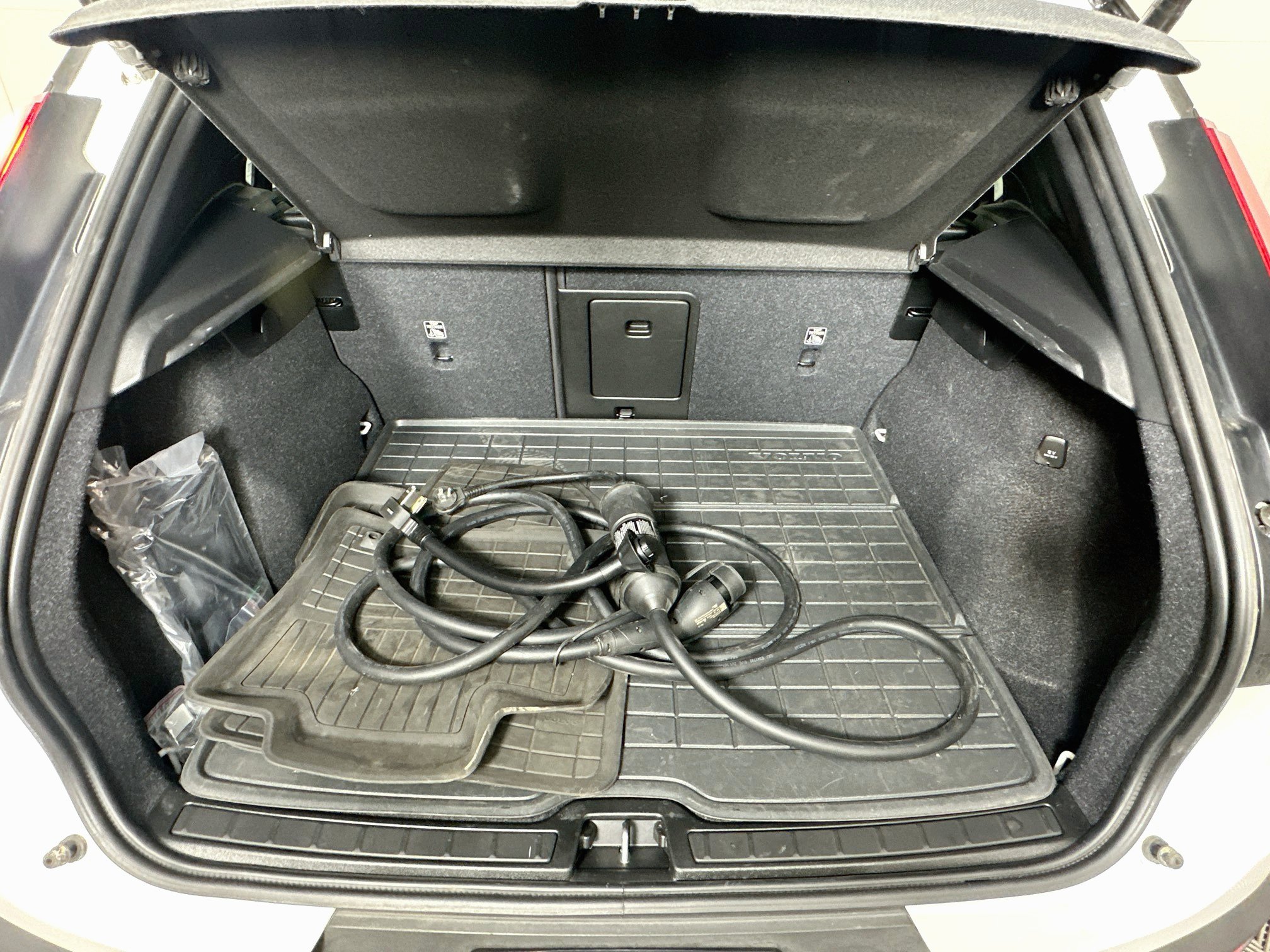 Used 2024 Volvo XC40 Recharge Plus w/ Protection Package Premier RWD image 28