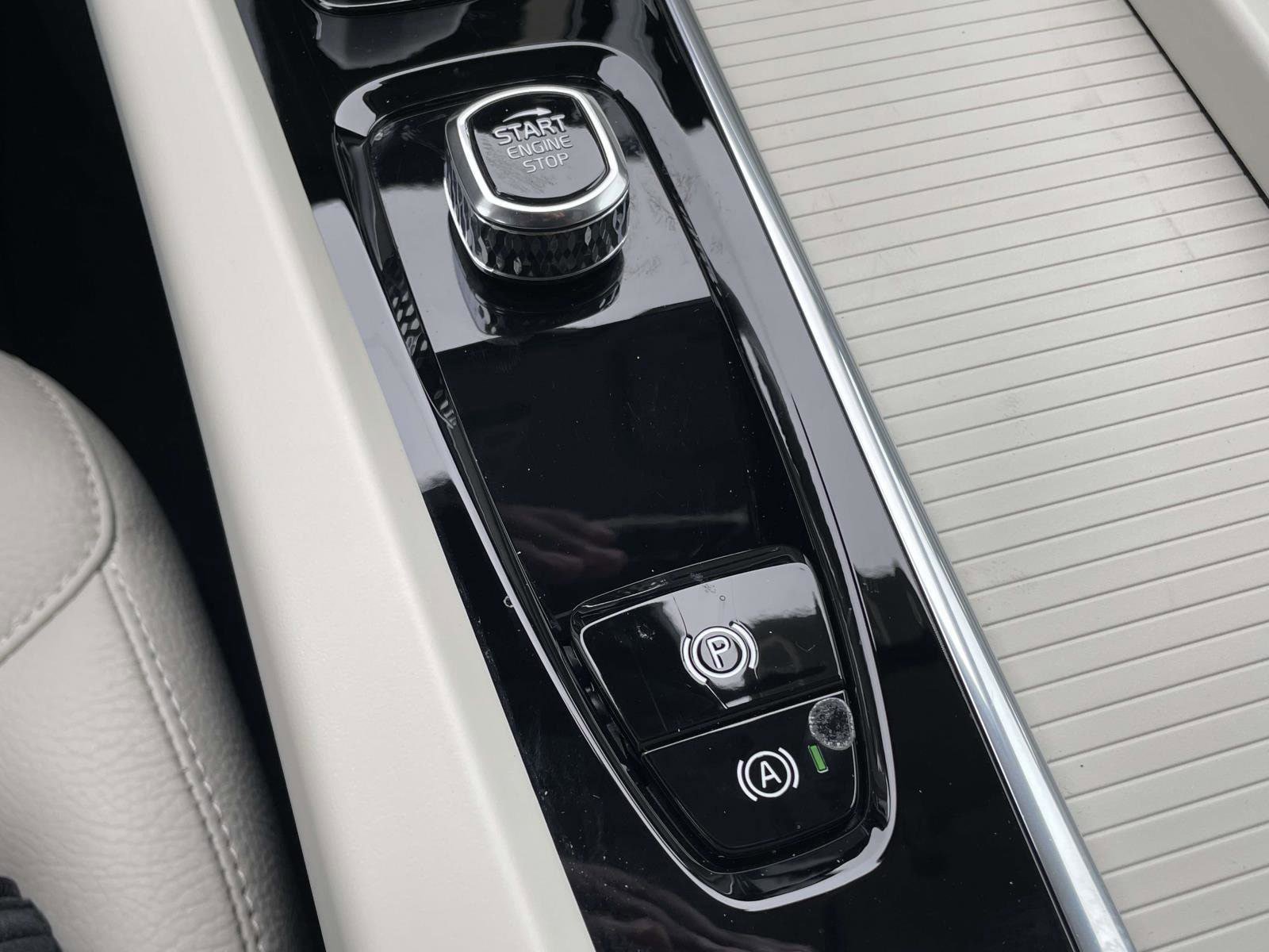 Certified 2025 Volvo XC60 B5 Core AWD/4WD image 30