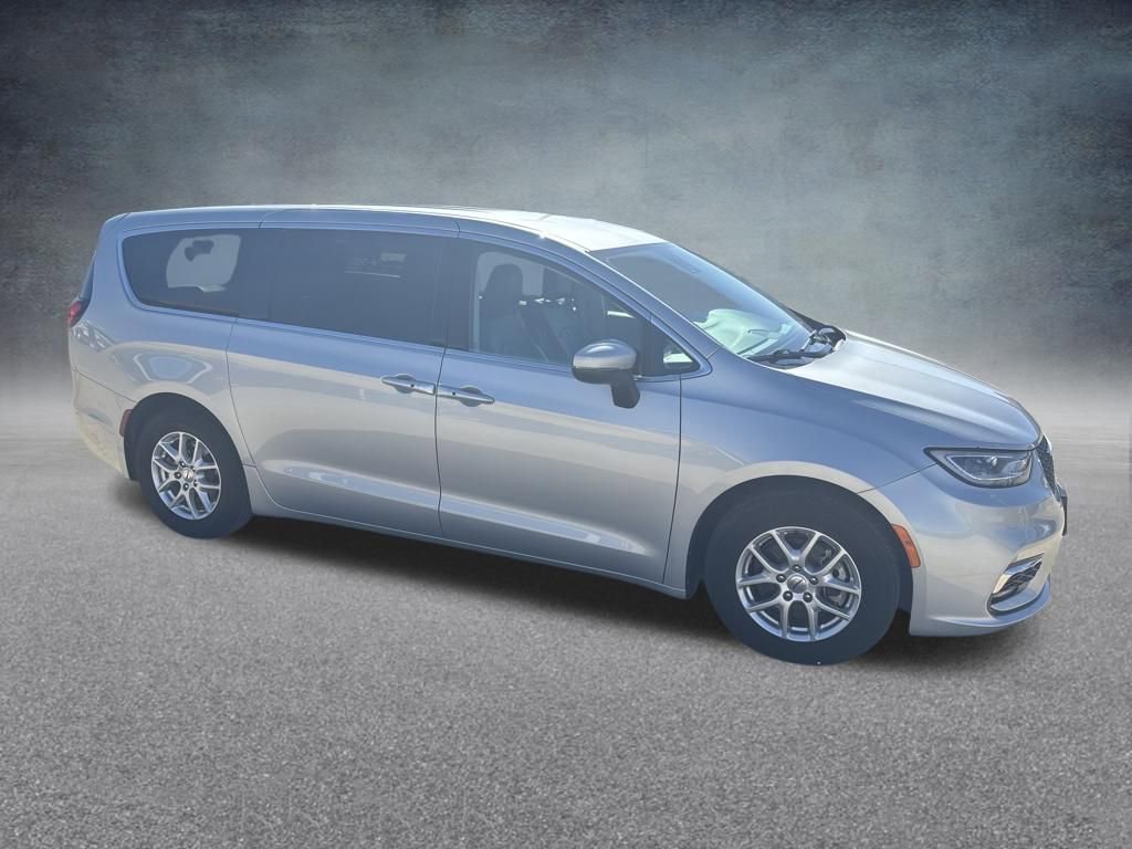 Used 2023 Chrysler Pacifica Touring-L image 7