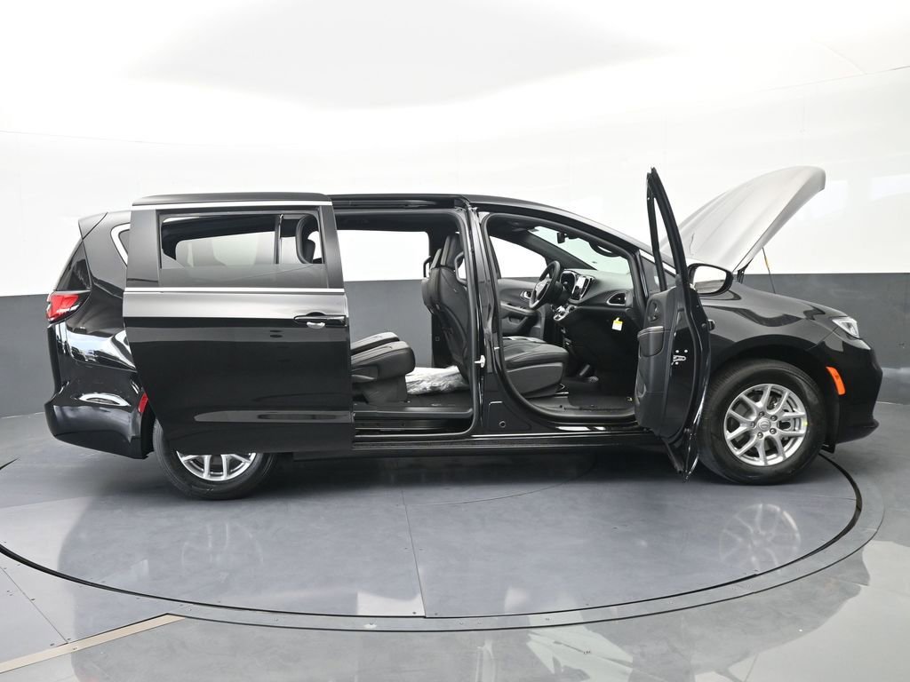 New 2026 Chrysler Pacifica Select image 73