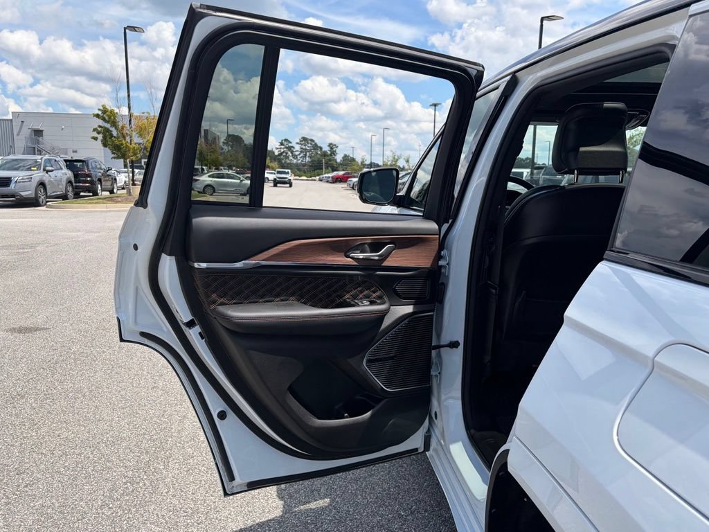 Used 2024 Jeep Grand Cherokee Summit AWD/4WD image 57