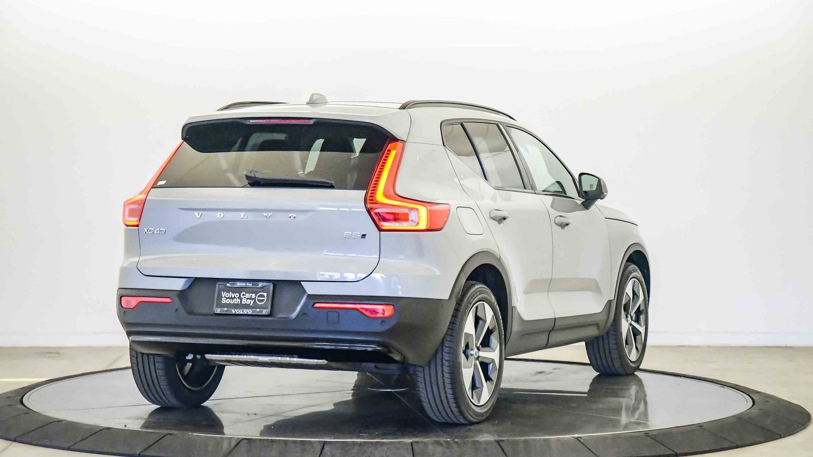 Certified 2025 Volvo XC40 B5 Plus w/ Protection Package Premier image 5