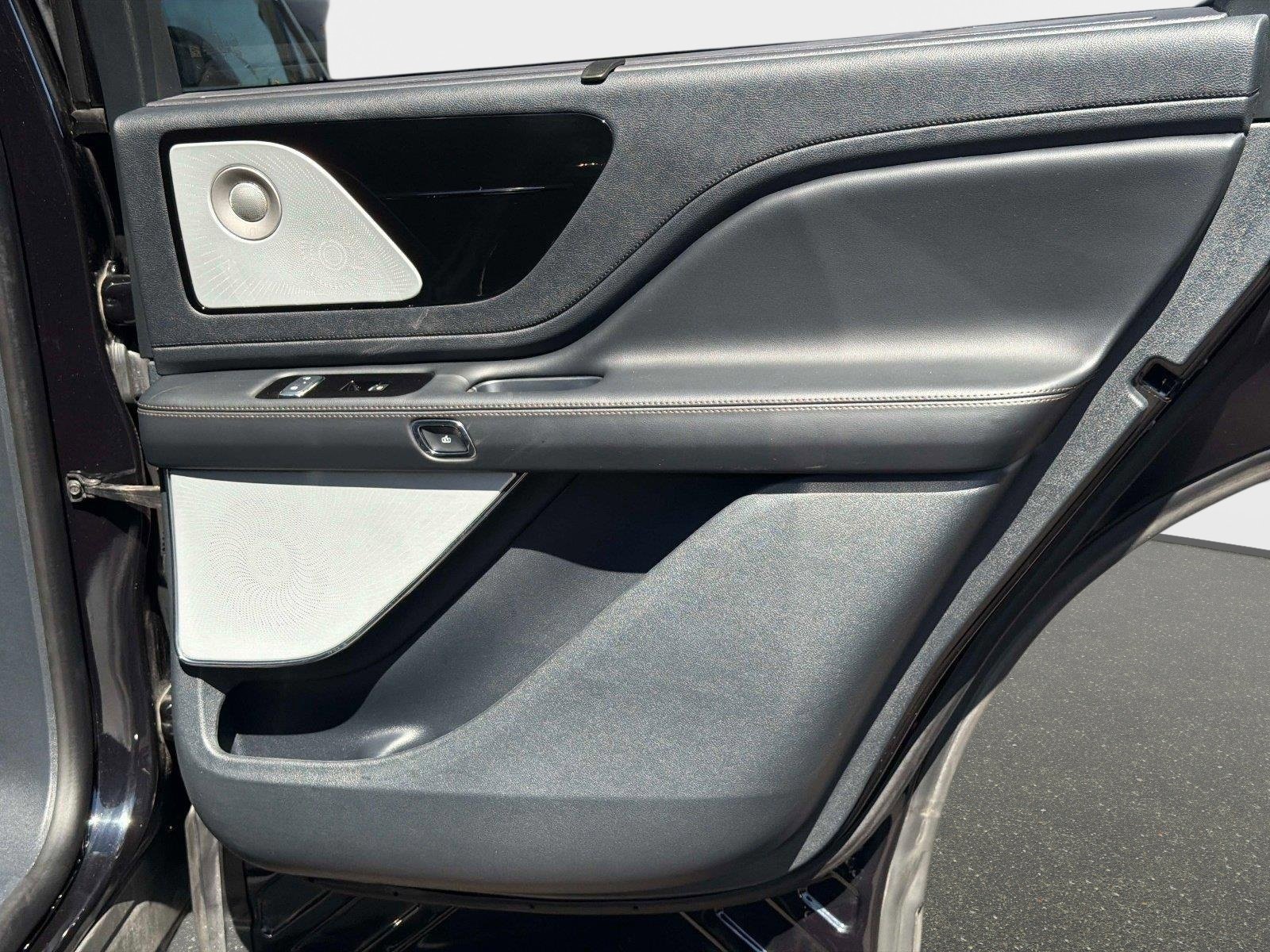 Used 2025 Lincoln Aviator Reserve w/ Equipment Group 201A AWD/4WD image 27