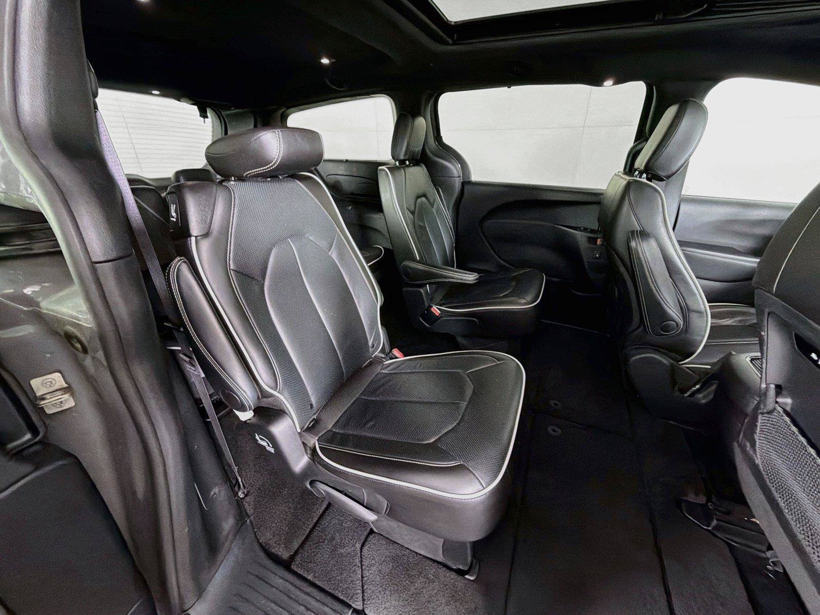 Used 2025 Chrysler Pacifica Limited FWD image 30
