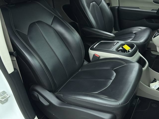 Used 2023 Chrysler Pacifica Touring-L FWD image 31