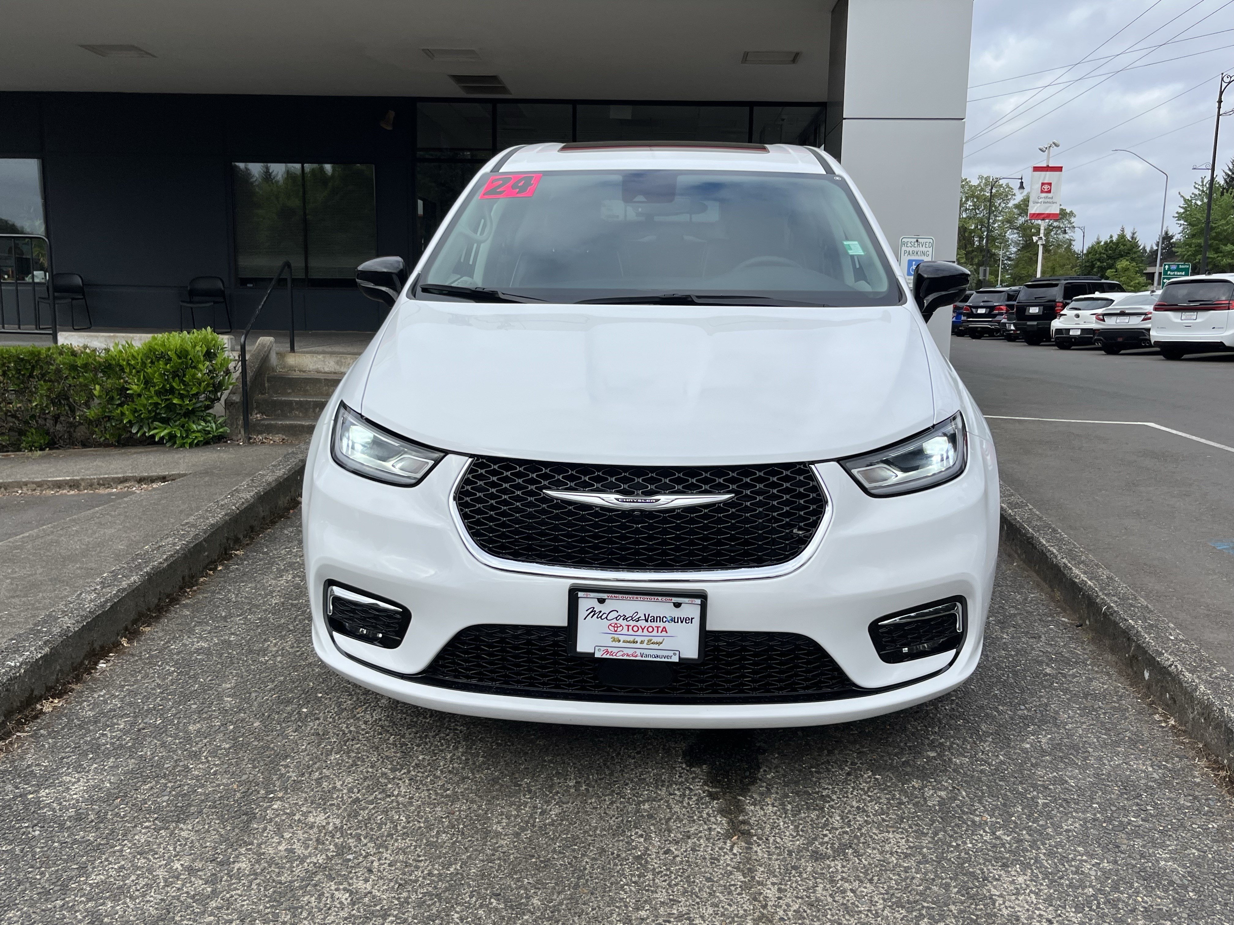 Used 2024 Chrysler Pacifica Limited FWD image 2