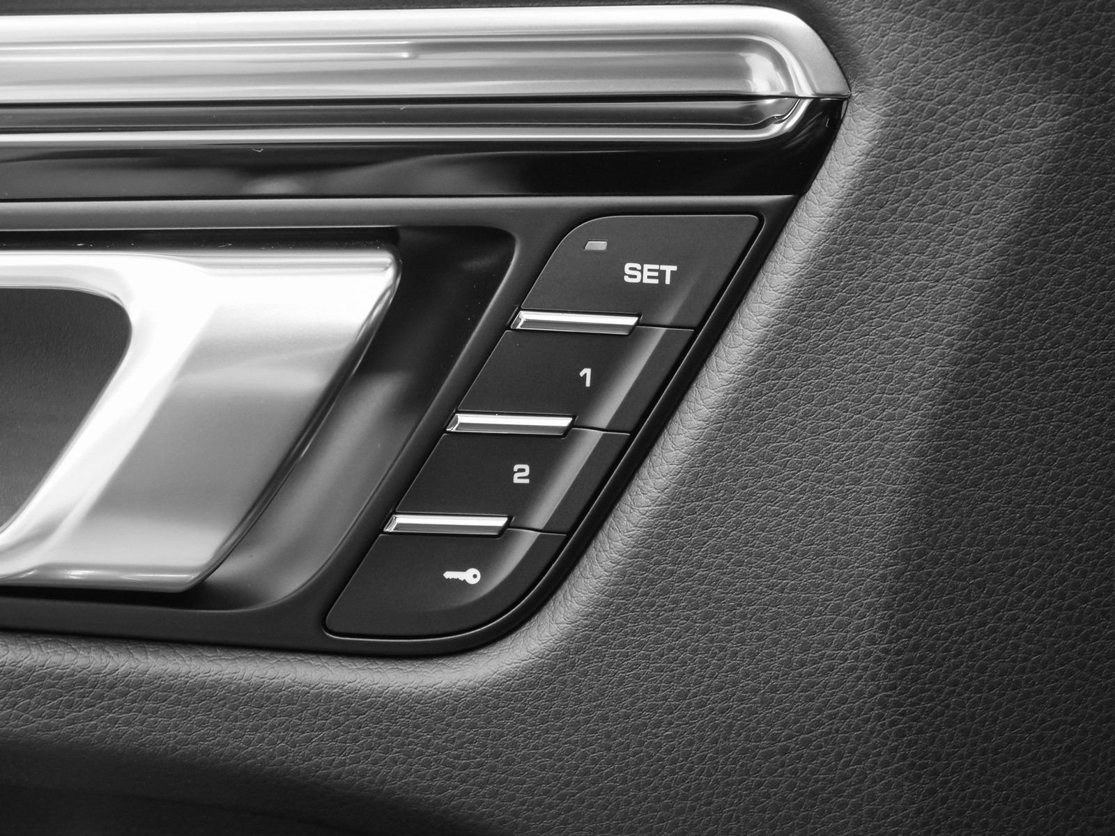 Certified 2025 Porsche Macan AWD/4WD image 27