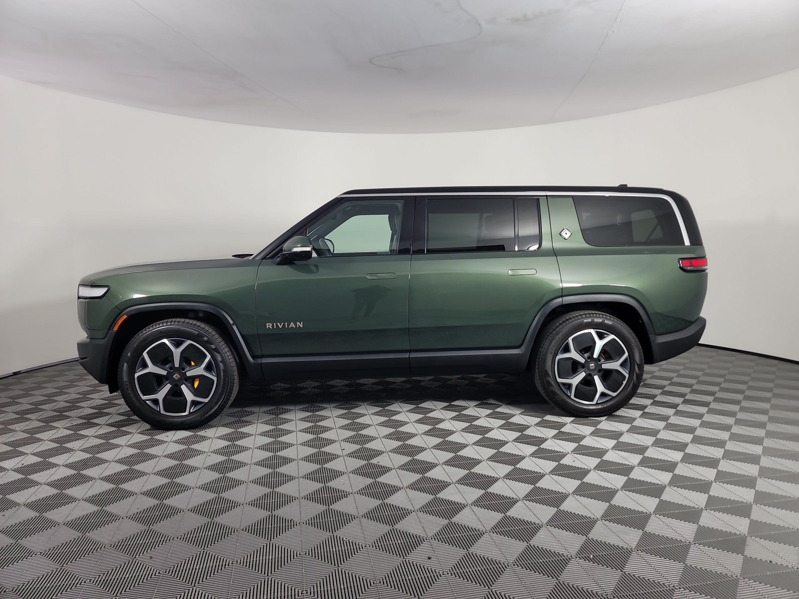 Used 2024 Rivian R1S Adventure AWD/4WD image 2