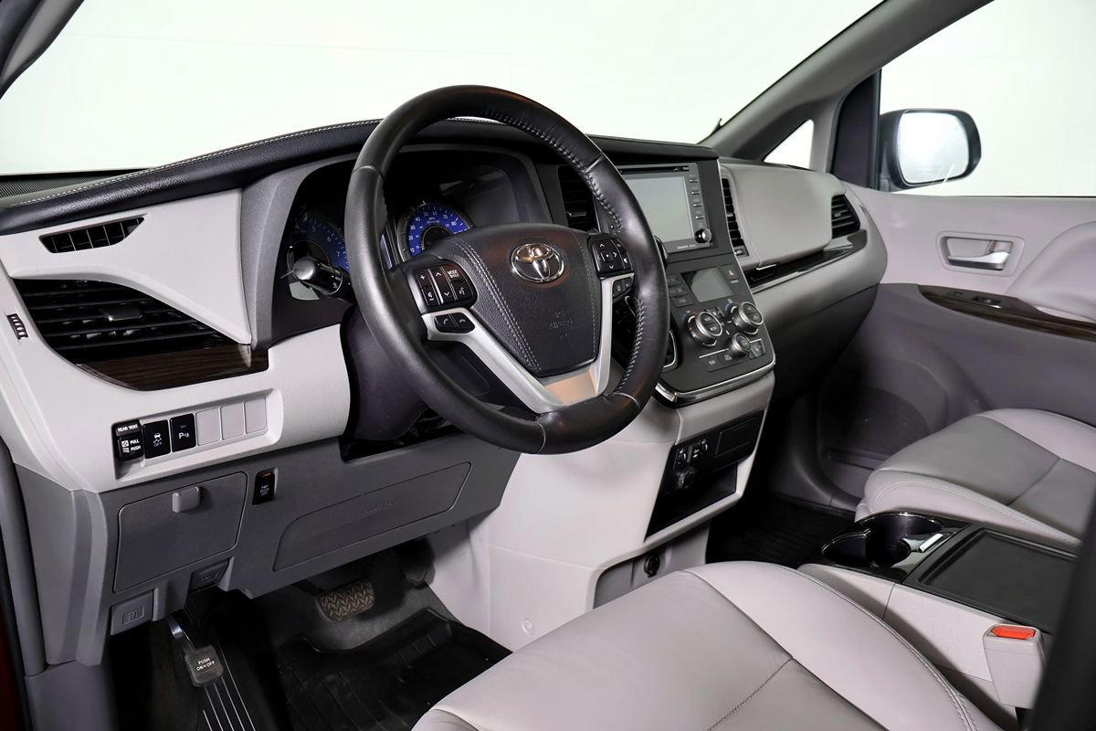 Used 2018 Toyota Sienna XLE w/ XLE Navigation Package FWD image 24