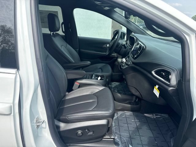 New 2027 Chrysler Pacifica Select w/ Family Tech Group AWD/4WD image 21