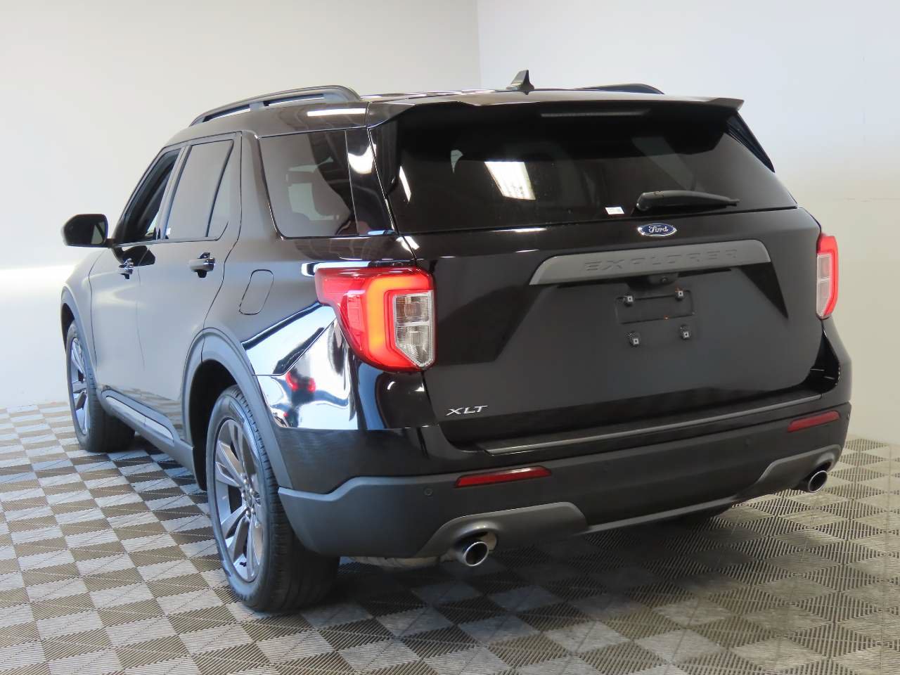 Used 2023 Ford Explorer XLT w/ Equipment Group 202A RWD image 3