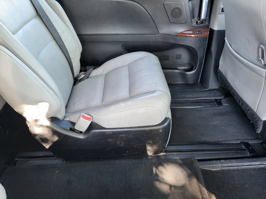 Used 2017 Toyota Sienna Limited Premium FWD image 25