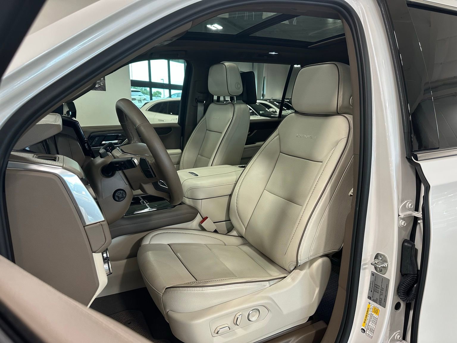 Used 2025 GMC Yukon XL Denali w/ Denali Reserve Package image 13