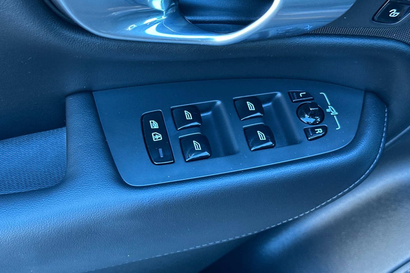 Certified 2024 Volvo XC90 T8 Core w/ Protection Package Premier image 13