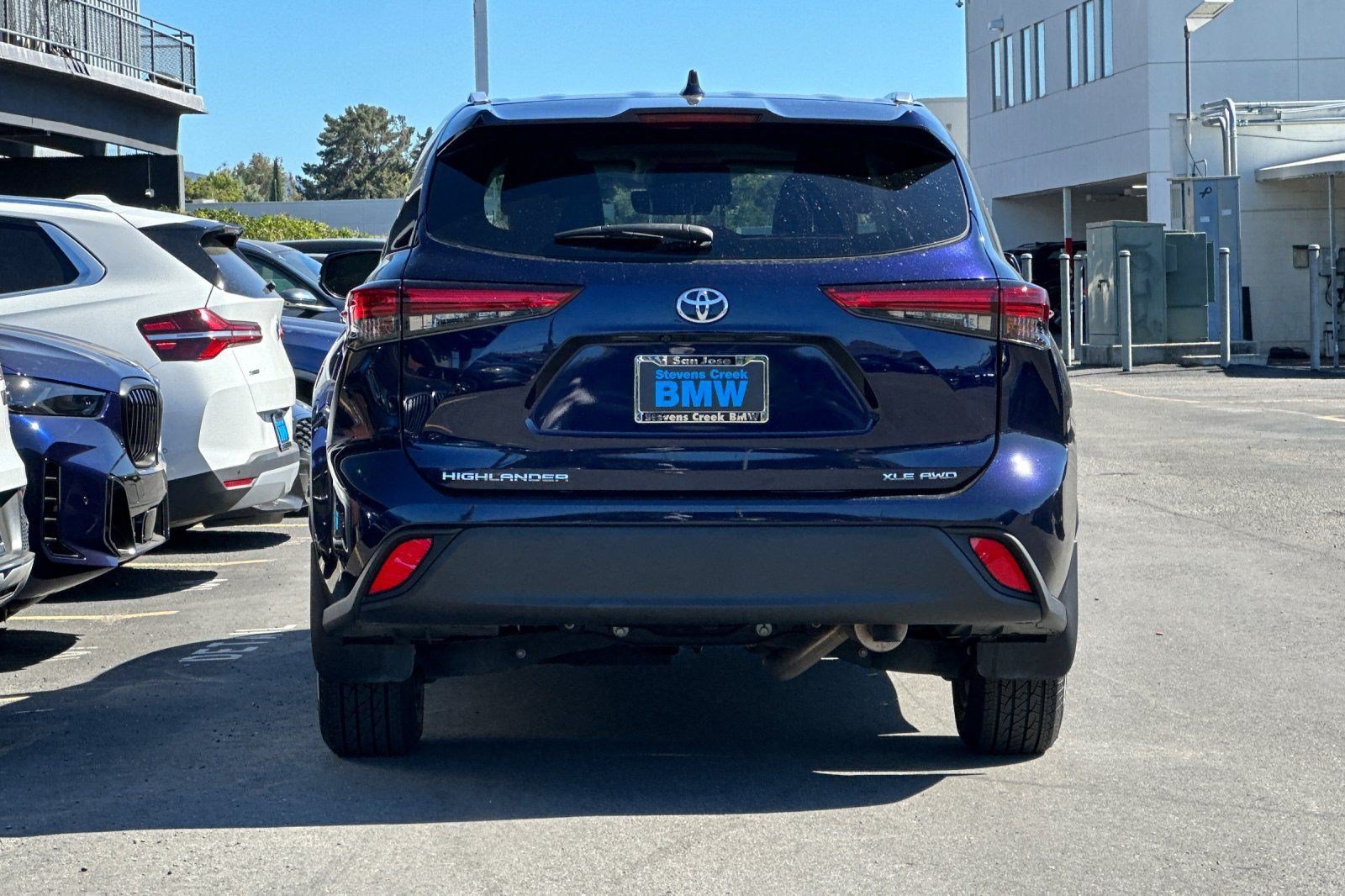 Used 2022 Toyota Highlander XLE AWD/4WD image 10