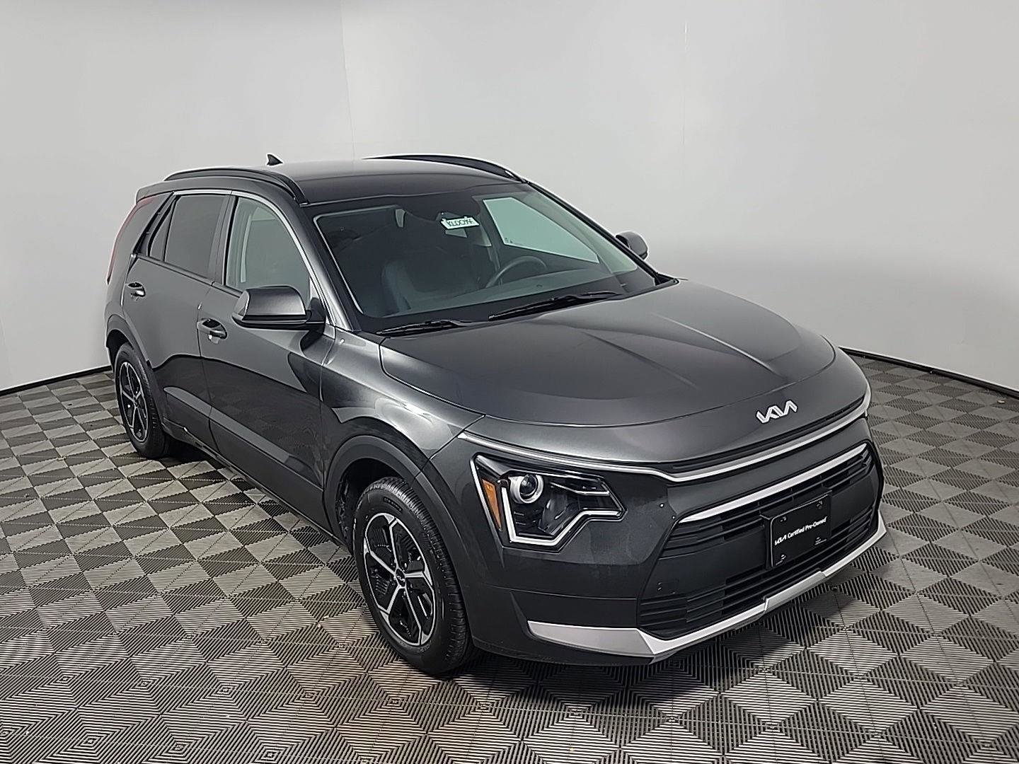 Used 2025 Kia Niro LX image 2