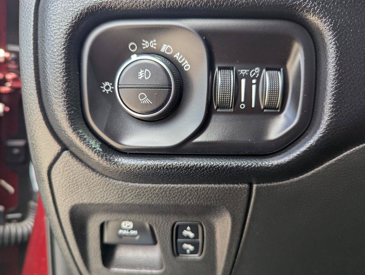 Used 2019 RAM 1500 Laramie AWD/4WD image 18