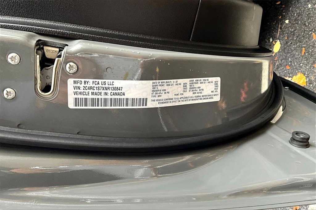 Used 2022 Chrysler Pacifica Limited w/ Uconnect Theater Family Group image 18