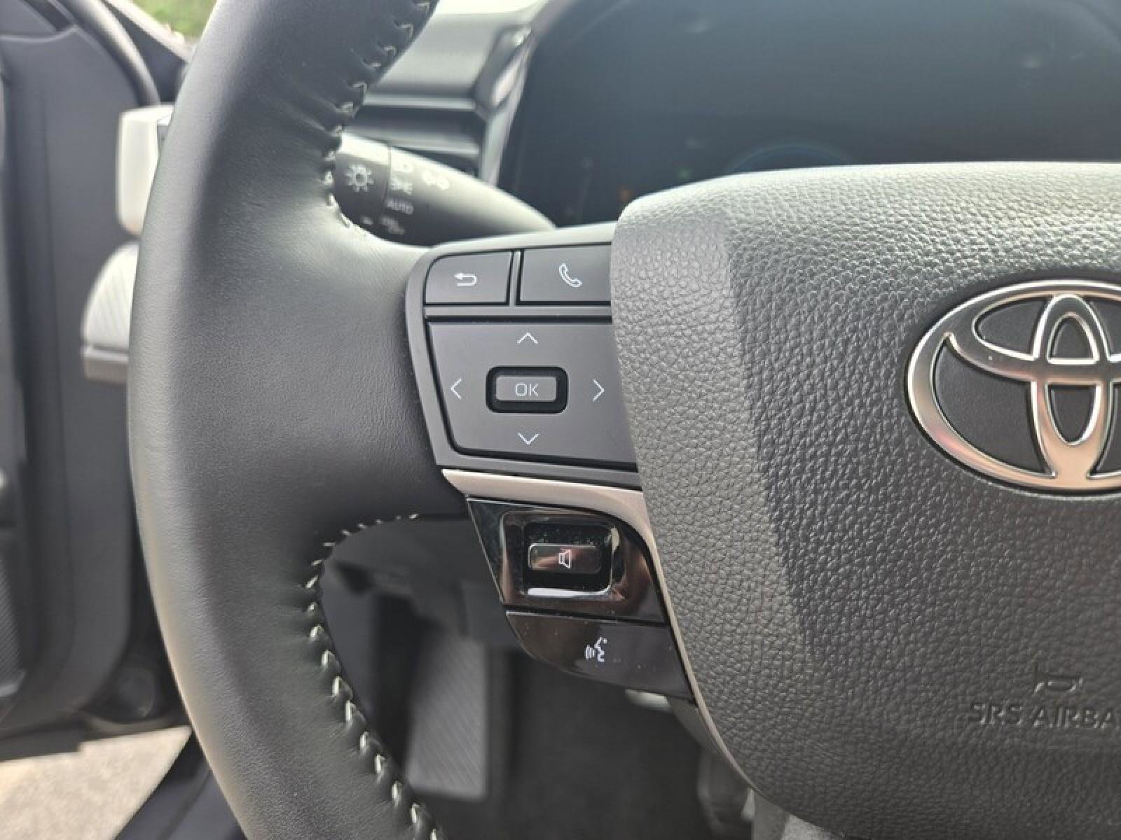 Used 2025 Toyota Camry SE image 11