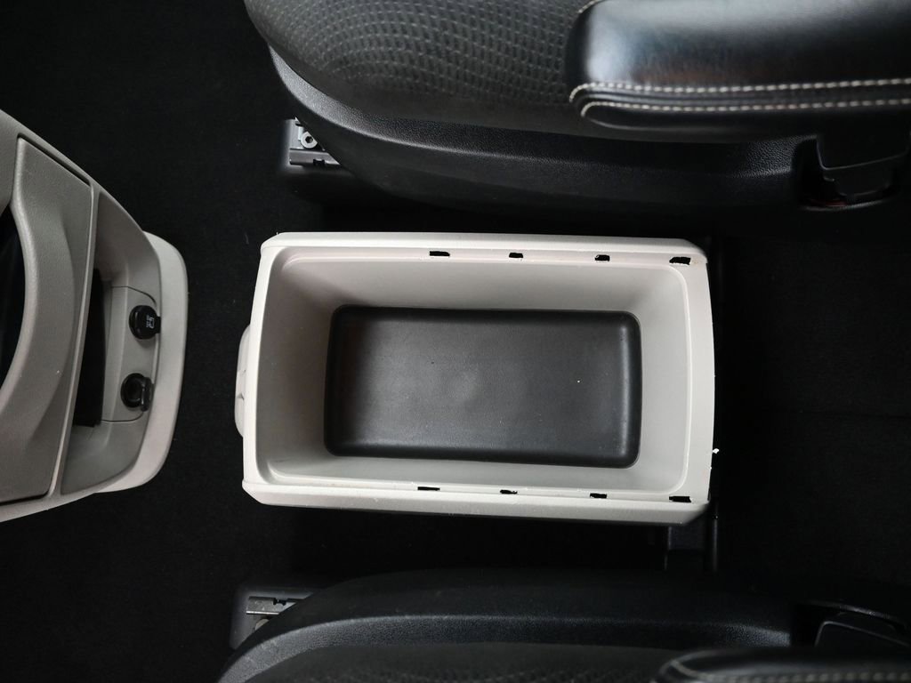 Used 2016 Dodge Grand Caravan SE image 16