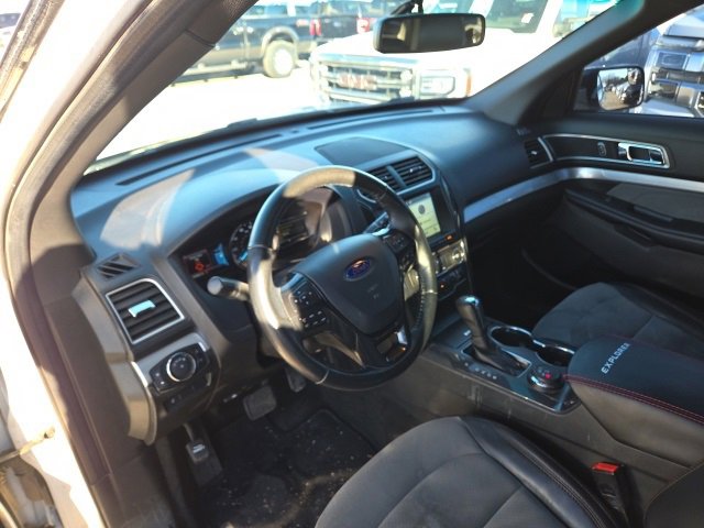 Used 2017 Ford Explorer XLT w/ Equipment Group 202A image 9