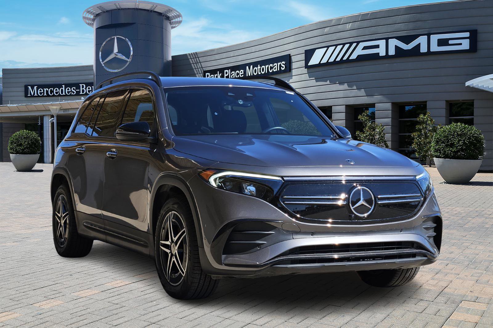 Used 2023 Mercedes-Benz EQB 300 4MATIC image 2