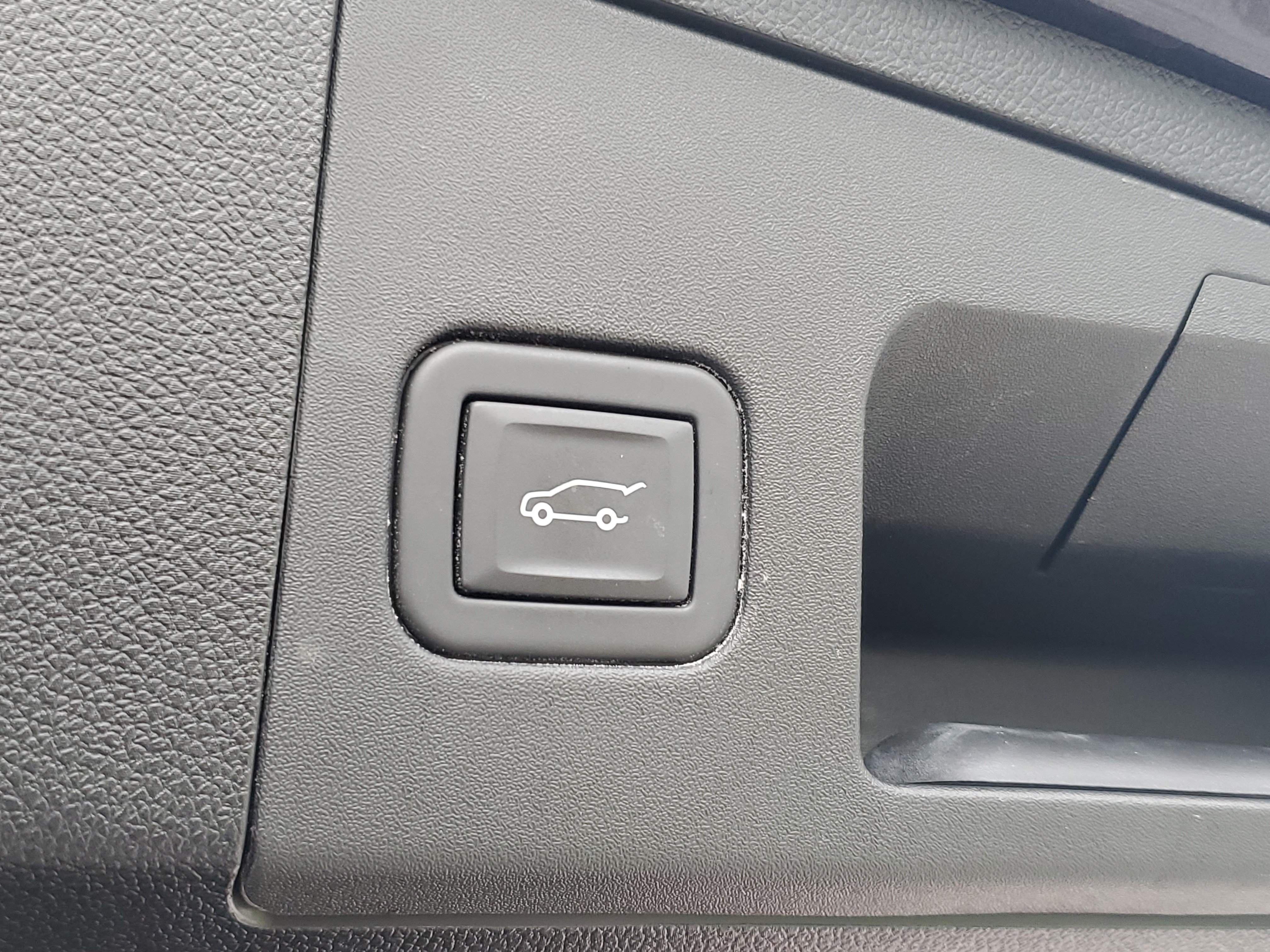 Certified 2023 Cadillac XT4 Luxury w/ Cold Weather Package FWD image 11