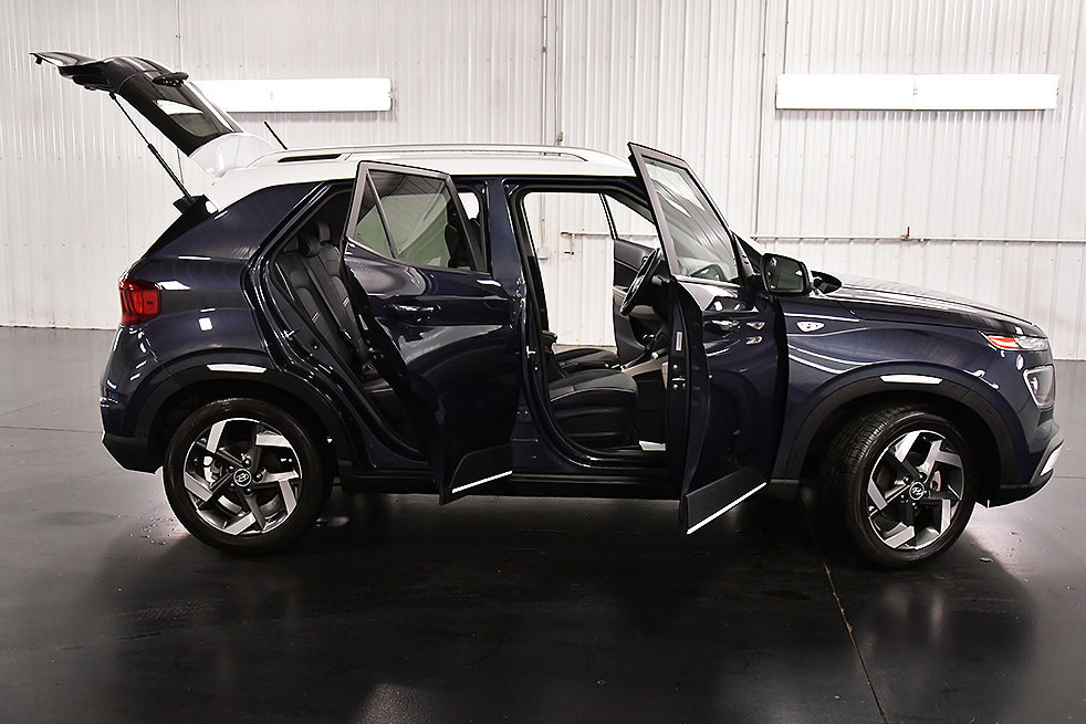Used 2025 Hyundai Venue Limited FWD image 32